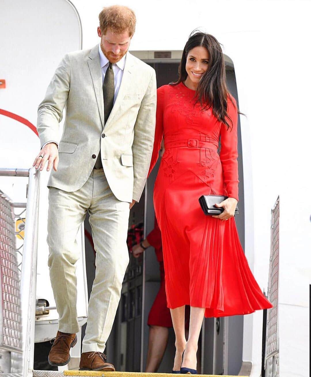 SELF PORTRAITさんのインスタグラム写真 - (SELF PORTRAITInstagram)「Happy birthday, Meghan Markle! The Duchess of Sussex turned 38 yesterday. Here she touched down in Tonga wearing our RED EMBROIDERED MIDI DRESS  Link in Story  #meghanmarkle」8月5日 18時55分 - mrselfportrait