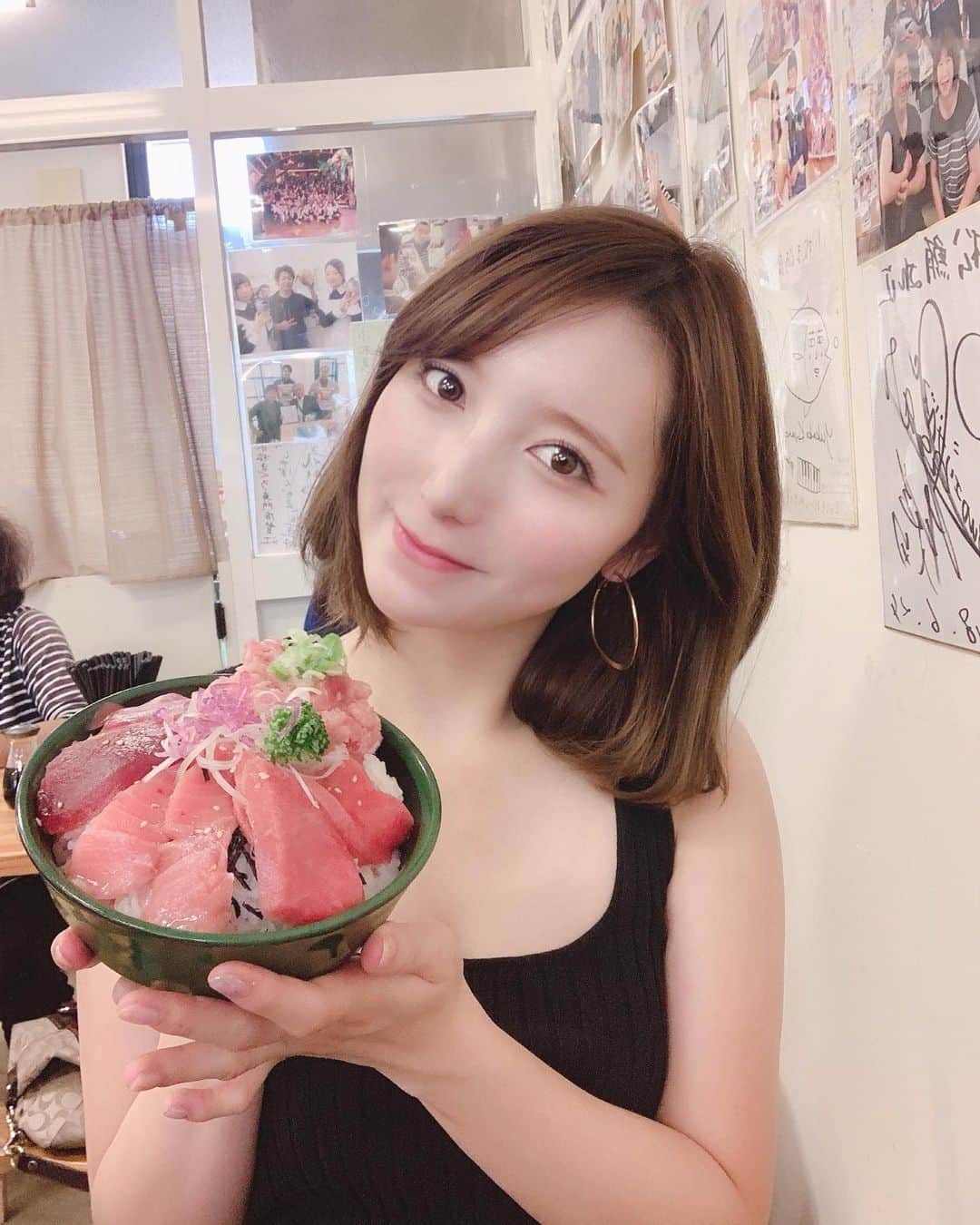 堀みづきさんのインスタグラム写真 - (堀みづきInstagram)「酒田の海鮮市場でマグロ丼を食べたよ🐟🍴 なんとも贅沢などんぶり🥺💕 マグロが口の中でトロける、、脂がのってて最高🐟🐟 もずくのお味噌汁も美味しい😋 #山形県 #酒田市 #酒田 #庄内  #さかた海鮮市場 #みなと市場 #小松まぐろ専門店 #マグロ #マグロ丼 #光の湊 #月のホテル #月のホテルアンバサダー #tsukinohotel #hotel #PR」8月5日 18時55分 - mizuki_027