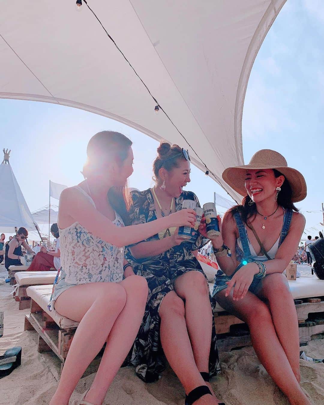 長嶺菜菜子のインスタグラム：「﻿ 私のインスタによく登場するこの2人👯‍♀️﻿ ﻿ ﻿ 何年も前からの友達というわけではなく﻿ 2人とも3年前に沖縄のとあるハロウィンパーティーで出会った🙌﻿ ﻿ ﻿ ほんっと﻿ ﻿ 縁﻿ と﻿ 出会い﻿ ﻿ って不思議💫﻿ ﻿ ﻿ この出会いは﻿ 運命なのか奇跡なのか🧚‍♀️﻿ ﻿ ﻿ 出会うべく人に﻿ タイミング良く会うように出来てるんかな﻿ ﻿ ﻿ 【一期一会】﻿ 【いちゃりばちょーでー】﻿ ﻿ ﻿ ほんとこの言葉好きだな☺️﻿ ﻿ ﻿ ★------------------------------------------------☆ ﻿ #沖縄人 #うちなんちゅ﻿ #沖縄 #豊崎 #豊崎ちゅらさんビーチ﻿ #出会い #いちゃりばちょーでー﻿ #出会いは奇跡 #運命の出会い﻿ #コロナフェス #コロナフェス沖縄﻿ #コロナフェス2019﻿ #ちゅらSUNビーチ﻿ #coronasunsets﻿ #coronasunsetsfestival」