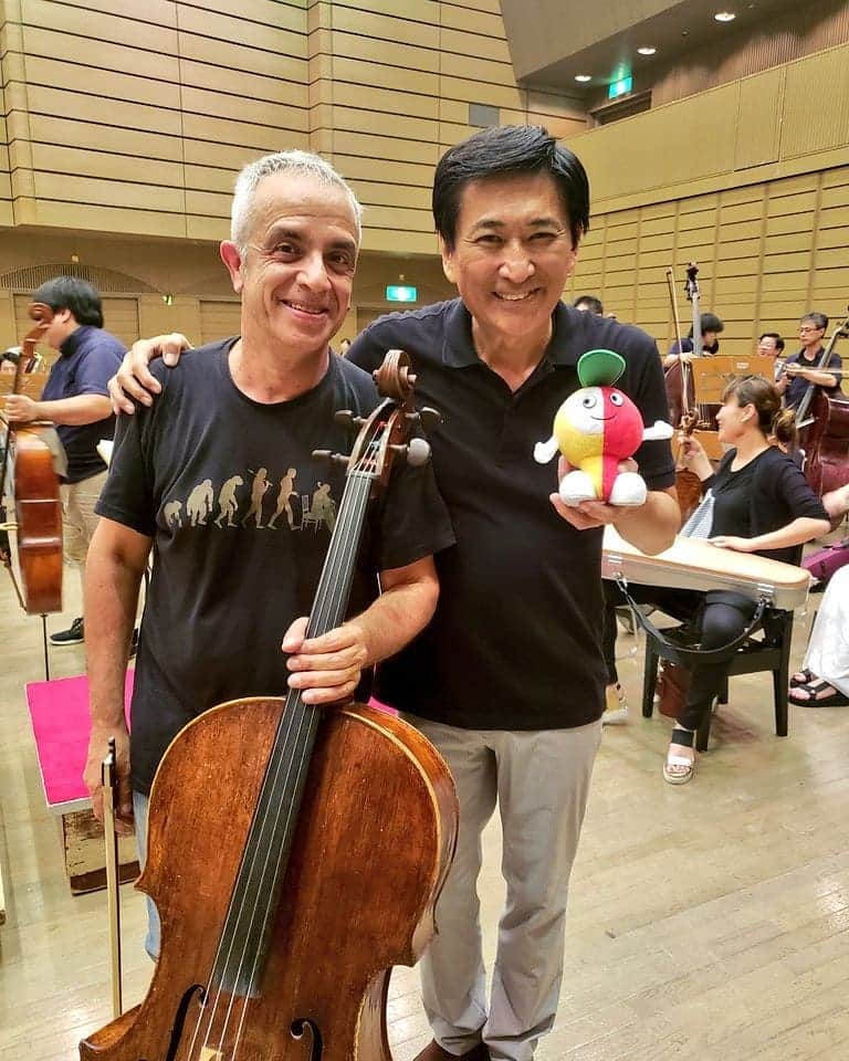 藤岡幸夫のインスタグラム：「８月６日(火)東京シティフィルとミューザ川崎サマーフェスタ‼️ １００人のチェロ率いるシチリアの大魔王スーパースターのソッリマ素晴らしい‼️魂がこめられた歌に溢れた情熱的なドヴォルザーク。シティフィルも凄いテンションと集中力でシベリウスの「レンミンカイネンの帰郷」に芥川也寸志の交響曲１番も生命力溢れる‼️ 最高のプログラムで本番楽しみ‼️ 騙されたと思って聴きに来て‼️ 25歳以下全席半額1000円～  ミューザ川崎19:00開演‼️」