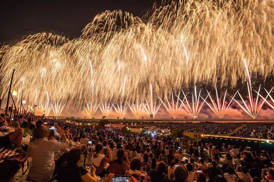 THE GATEさんのインスタグラム写真 - (THE GATEInstagram)「【Follow us! @thegate_japan】THE GATE is a website for all journeys in Japan. Follow @thegate_japan for japan travel inspiration! . You can enjoy the Nagaoka Festival Grand Fireworks(#長岡まつり大花火大会) display from the riverbed of Japan’s longest river, Shinano River(#信濃川)🎇✨✨ . Every year, on August second and third, this festival is held in the city of Nagaoka in Niigata prefecture(#新潟). . Over a million people gather annually from all over Japan for this spectacle. For the grand finale, an uncountable number of fireworks are set off on a span of two kilometers for five minutes. . . #Japan #thegate_japan #travel #exploring #thegate #Sendai #thegate_fireworks#visitjapan #sightseeing #ilovejapan #triptojapan #scenery #vacation #holiday #travelphotography #japaneseview #festival #summer #japanesetemple #summerfestival #fireworks #fireworksfestival #fireworks2019」8月5日 18時52分 - thegate_travel