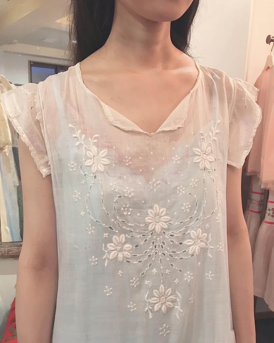 小藪奈央さんのインスタグラム写真 - (小藪奈央Instagram)「Antique  white lace dress 🐏 Perfect for summer 👒 夏にぴったりなドレスです。 刺繍や、ドロップウェスト、ゆるいシルエットが可愛い。 @curios_tokyo」8月5日 18時53分 - nao_now