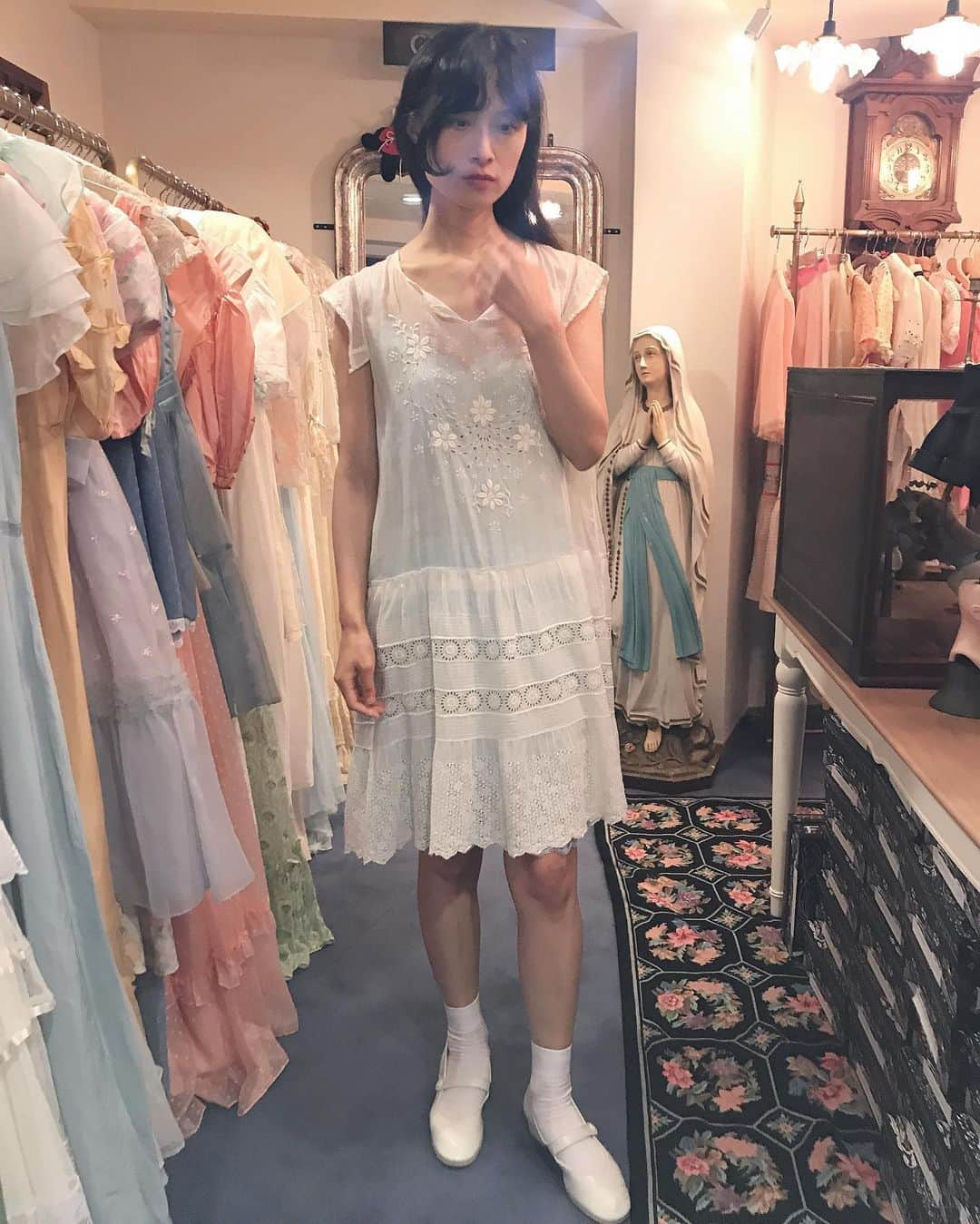 小藪奈央さんのインスタグラム写真 - (小藪奈央Instagram)「Antique  white lace dress 🐏 Perfect for summer 👒 夏にぴったりなドレスです。 刺繍や、ドロップウェスト、ゆるいシルエットが可愛い。 @curios_tokyo」8月5日 18時53分 - nao_now