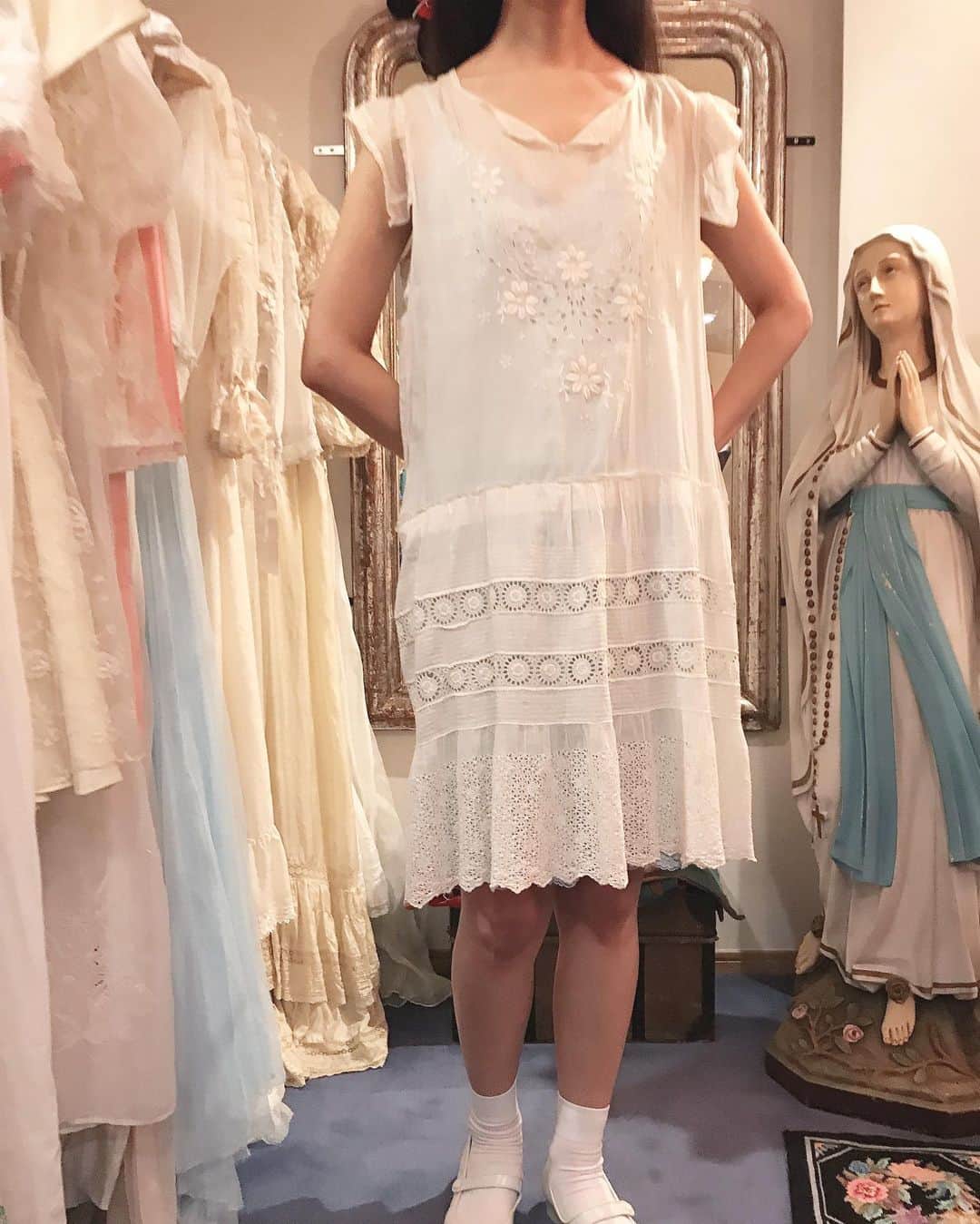 小藪奈央さんのインスタグラム写真 - (小藪奈央Instagram)「Antique  white lace dress 🐏 Perfect for summer 👒 夏にぴったりなドレスです。 刺繍や、ドロップウェスト、ゆるいシルエットが可愛い。 @curios_tokyo」8月5日 18時53分 - nao_now