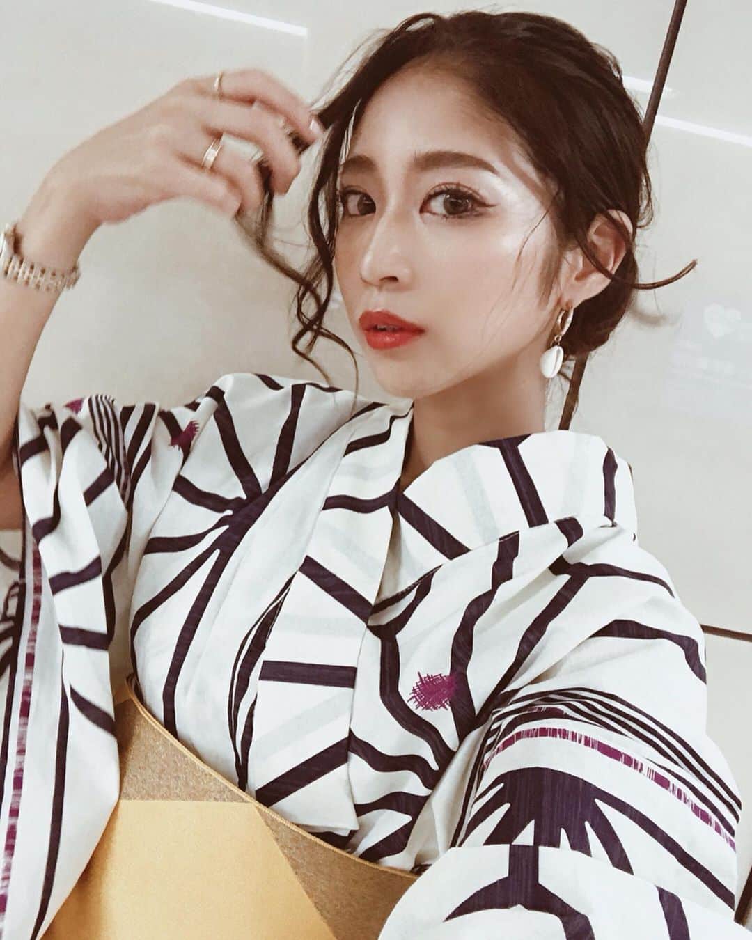 佐藤あずみのインスタグラム：「後れ毛アレンジ！ たまにはオールバックをやめて後れ毛残してお団子ヘアーにしてみたよ❤︎ . #hair #hairarrange #japanesegirl #makeup #yukata #japan #tokyo #ヘアアレンジ #後れ毛アレンジ #浴衣 #浴衣ヘア」