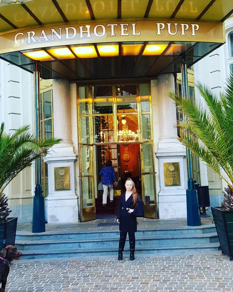 マデリン・スチュアートさんのインスタグラム写真 - (マデリン・スチュアートInstagram)「Some places find a place in your hearts @grandhotelpupp #prague #karlovyvary Dress by @sheikeandco #morealikethandifferent」8月5日 19時05分 - madelinesmodelling_