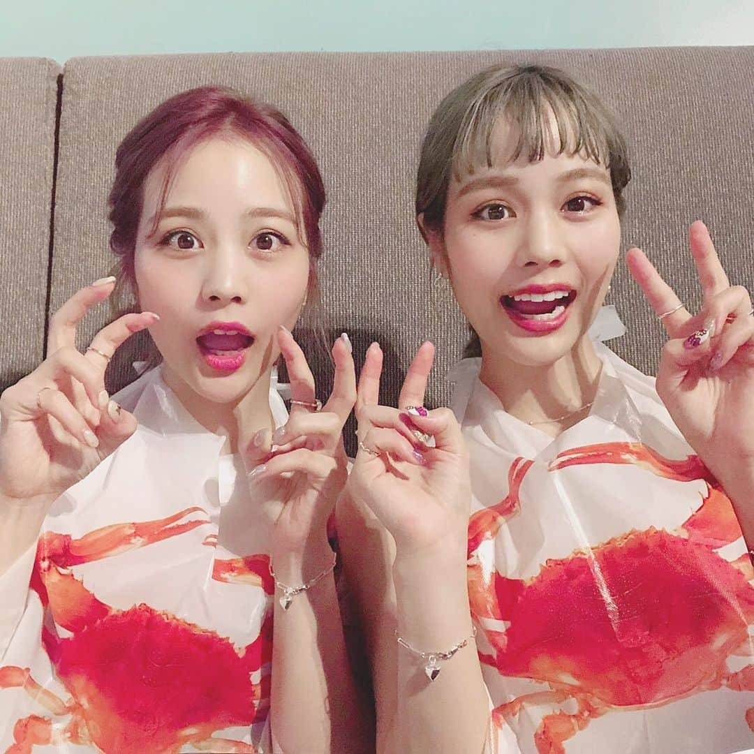 安中亜美さんのインスタグラム写真 - (安中亜美Instagram)「ㅤㅤㅤㅤㅤㅤㅤㅤㅤㅤㅤㅤㅤ グアム着いてシーフード食べに来た🦞 エプロン可愛い🤭❤️ お揃いのブレスレットはもうすぐ @jumelle0603 で発売だよ💞 ㅤㅤㅤㅤㅤㅤㅤㅤㅤㅤㅤㅤㅤ #グアム #ふみあみ #双子 #guam #グアム旅行 #家族旅行 #crackincrab #ナナズカフェ」8月5日 18時57分 - amitwinsworld