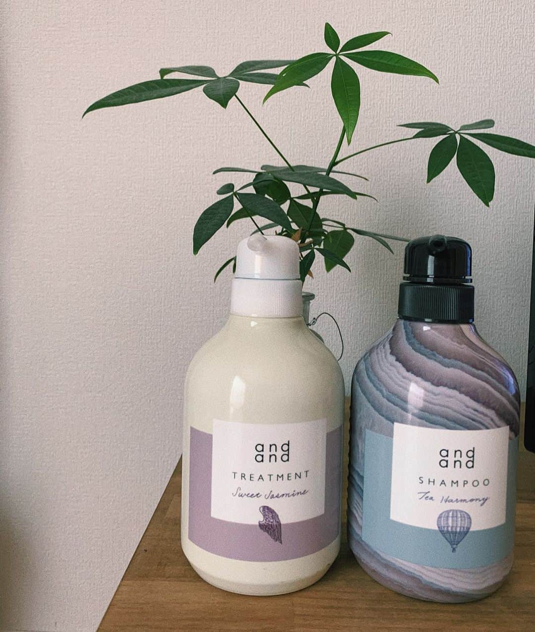 sayocoのインスタグラム：「MY SECOND ＂and and＂🛁🌿 ・  花王様から前回とは違う組み合わせの  and andをいただきました😙💓 ・  今回は「気ままに×ときめく」🌟 香り、デザインの組み合わせが違うと  気分も変わって飽きずに楽しめる。！ ・  髪も最近まとまりやすくなって調子良い🙋‍♀️ (写真2枚目📷仕事終わりだから少しのボサボサは許してください😂) ・  Instagramでand andがもらえるキャンペーンがあるみたいなので、是非checkしてみて下さい🌈🌈 ・  @andand_official_jp  #andand#アンドアンド#コーデするシャントリ#9stories#andand_広告」