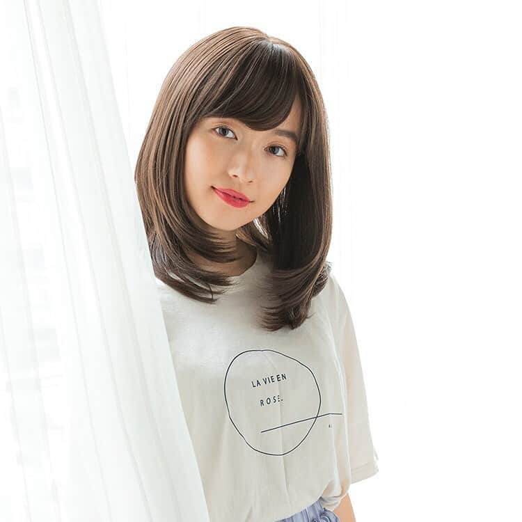 lineastoria_rakutenのインスタグラム：「* * New Arrival 大人気の「クレッセントミディ」が天使シリーズに登場！ よりナチュラルに、エアリーになりました。  女の子の"欲張り"を叶える♡ ナチュラルでフェミニンなミディへア  item #天使のクレッセントミディ  model #misato_yoshitake @misatoy  #リネアストリア #リネア #ウィッグ #フルウィッグ #カツラ #ヘアスタイル #ミディ #ミディアム #フェミニン #内巻き  #天使シリーズ #総手植え #イメチェン #医療用ウィッグ #オシャレウィッグ #lineastoria #wig #newarrival」