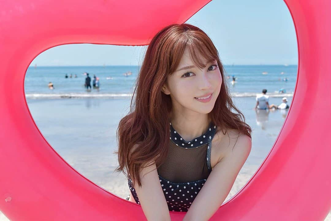 麻亜里さんのインスタグラム写真 - (麻亜里Instagram)「海に行ってきました🏖 楽しかった〜💓💓 ヨガのお陰で姿勢は良くなったけど、 油断するとお腹の力が抜けて反り腰に。 そうすると腰回りにお肉がついて前もも張る〜〜 また”姿勢を意識したヨガ”に集中しよっと。  今月のMAARIヨガは 来ていただいた皆さん全員 各自の携帯で姿勢のビフォーアフターを撮って、普段の姿勢を見直していきます🧘‍♀️ レッスン後に生徒様と私で写真を見返しましょう😉👌 ヨガは”気づき”が大事。  自分の癖や注意するべき点を知りましょう✨  ご予約は予約サイトからお願いします🙇‍♀️ 【夏休みキャンペーン】 で親子もしくはお友達と一緒にご参加で 通常料金の半額でレッスンが受けられます。 是非この機会にご参加ください。 . #海 #ジェットスキー #特殊小型船舶 #ハートの浮き輪 #浮き輪 #snidel #水着 #ヨガ #姿勢改善」8月5日 19時00分 - maari.0108