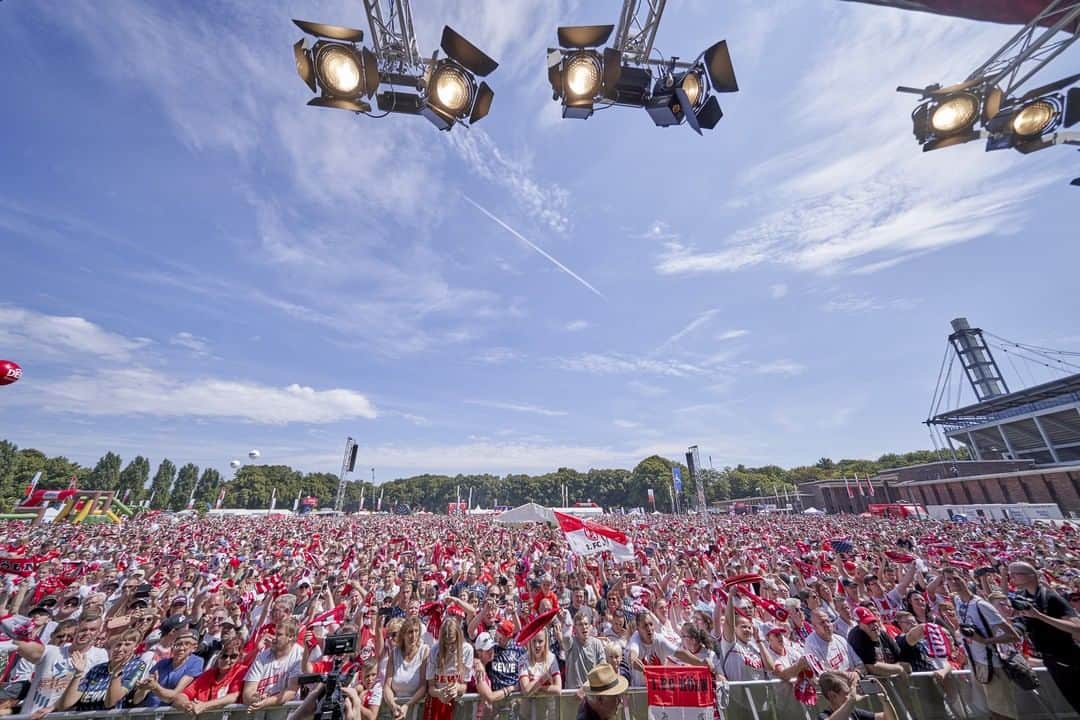 1.FCケルンさんのインスタグラム写真 - (1.FCケルンInstagram)「50.000 #effzeh-Fans waren bei der Saisoneröffnung 2019 am Start. Vielen Dank für euren Support, liebe #effzeh-Fans! 🔴⚪ ___ #Köln #Kölle #Saisoneröffnung」8月5日 19時00分 - fckoeln
