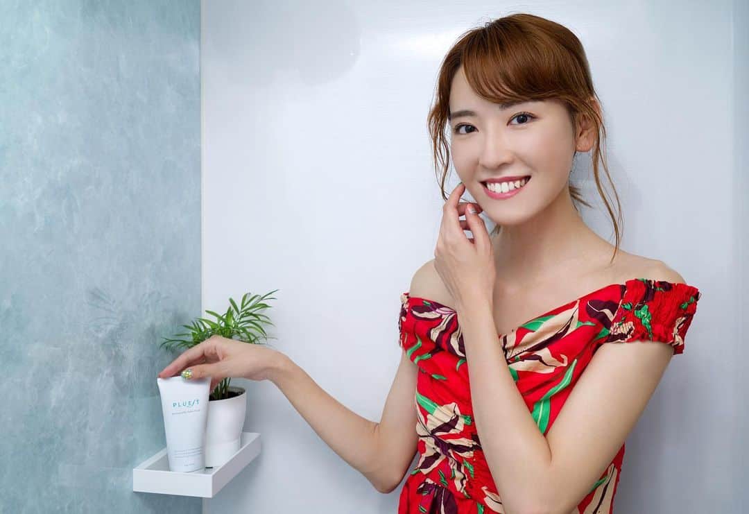 のインスタグラム：「リピート中のプルエスト💗 .  保湿剤で洗うという新発想の洗顔料で、皮膚科医と共同開発でされているから安心して使ってる🙆‍♀️🎶 .  マンナンスクラブが、毛穴の奥の皮脂や汚れまで落としてくれて、洗い上がりは化粧水がいらないくらいしっとりもちもちに💖 .  お肌に優しくて、洗顔から保湿できるっていいよね💛 .  プラザで買えるよ❣️ .  @pluest_official . .  #skincare #プルエスト#pluest #マンナンジェリーハイドロウォッシュ #洗顔料 #乾燥肌対策 #ドクターズコスメ #プラザ #plaza」