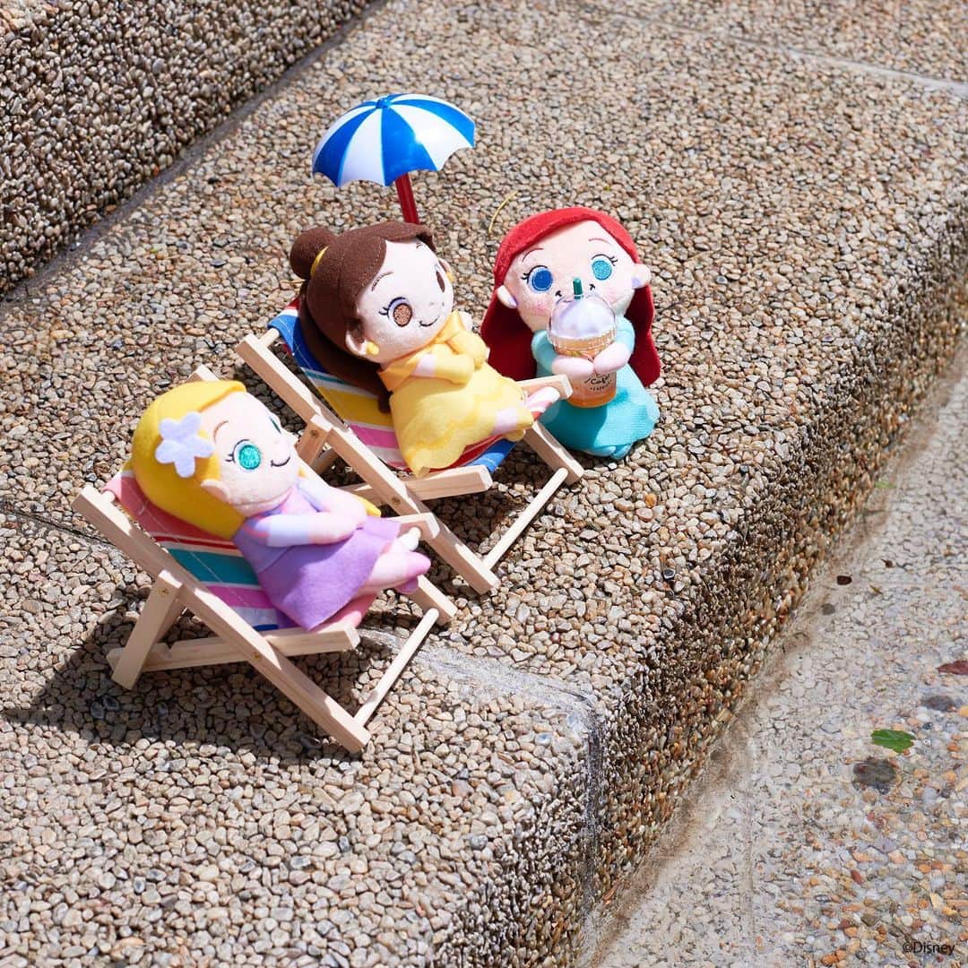 ちょっこりさん【公式】のインスタグラム：「#20190805 * 近くの公園にみんなでお出かけ 夏の日差しが気持ちいいね！ * #ちょっこりさん #ディズニー#ディズニーグッズ #ぬい撮り#ぬいぐるみ #chokkorisan#disney #takaratomyarts #ぬいぐるみと撮り隊 #disney写真部 #ディズニーグッズ #ちょっこりさん好きな人とつながりたい」