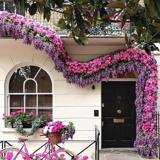 ELLE DECORさんのインスタグラム写真 - (ELLE DECORInstagram)「Entryway goals as seen in London. 🌺😍 #regram 📸: @crazycatladyldn #London」8月6日 6時00分 - elledecor