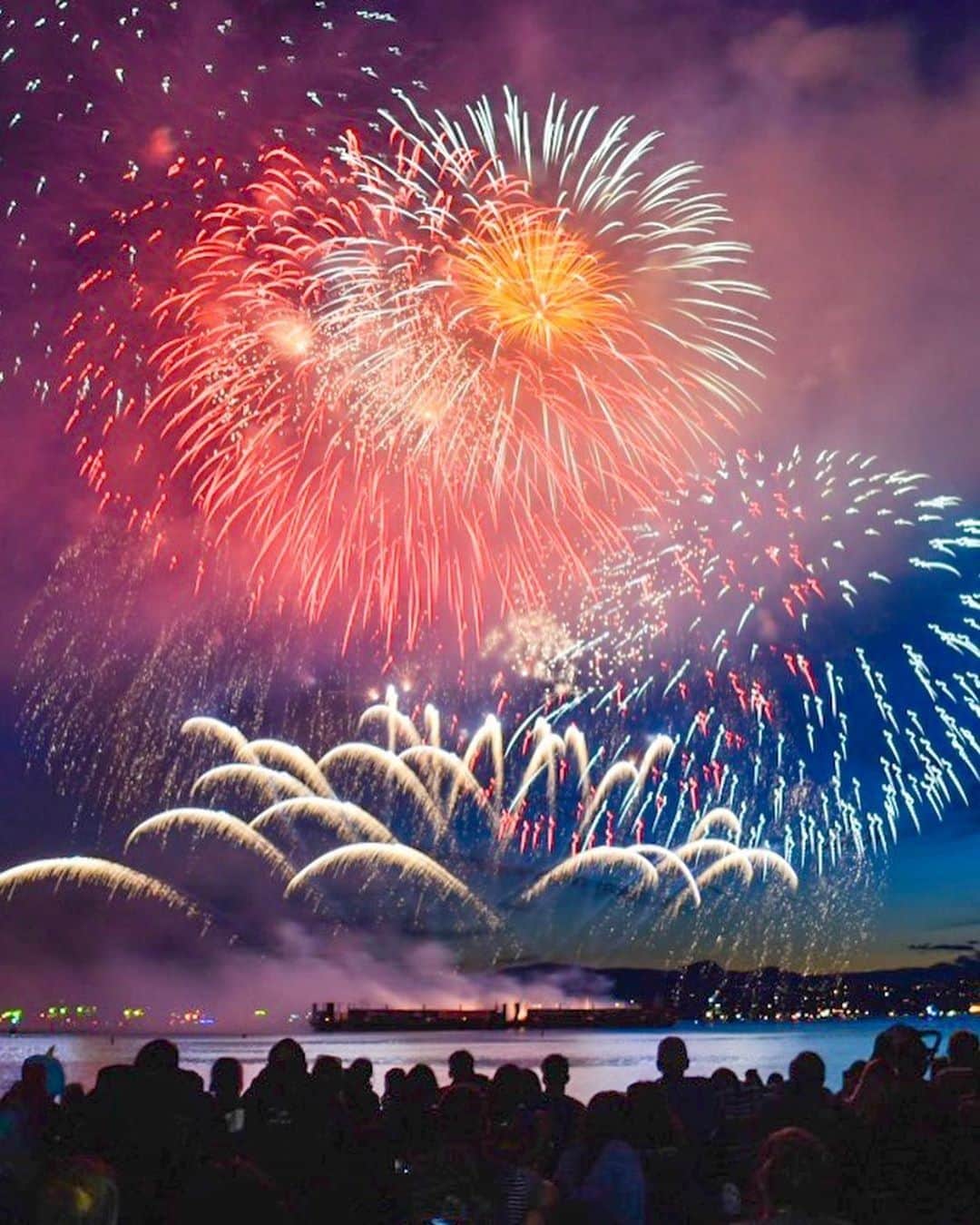 バンクーバー観光局- Tourism Vancouverさんのインスタグラム写真 - (バンクーバー観光局- Tourism VancouverInstagram)「今年も大盛況に終わったバンクーバーの風物詩、国別対抗戦の Celebration of Light。大勢の人がイングリッシュベイ周辺で圧巻の花火を楽しみました。⁠ 📷 : @hplkvn(Instagram)⁠ .⁠ .⁠ .⁠ #カナダ #バンクーバー #Vancouver #旅 #旅行 #女子旅 #旅好き #一人旅 #海外旅行 #トラベル #旅女子 #旅行好きな人と繋がりたい #旅好きな人と繋がりたい #旅行好き #旅行大好き #旅行行きたい #旅に出たい #海外 #旅の記録 #旅の思い出 #旅行記 #旅したくなるフォト #マイトリップ #マイトリ #retrip_global #風景 #世界一周 #ダレカニミセタイケシキ #花火 #イングリッシュベイ⁠」8月6日 6時00分 - vancouvertabi