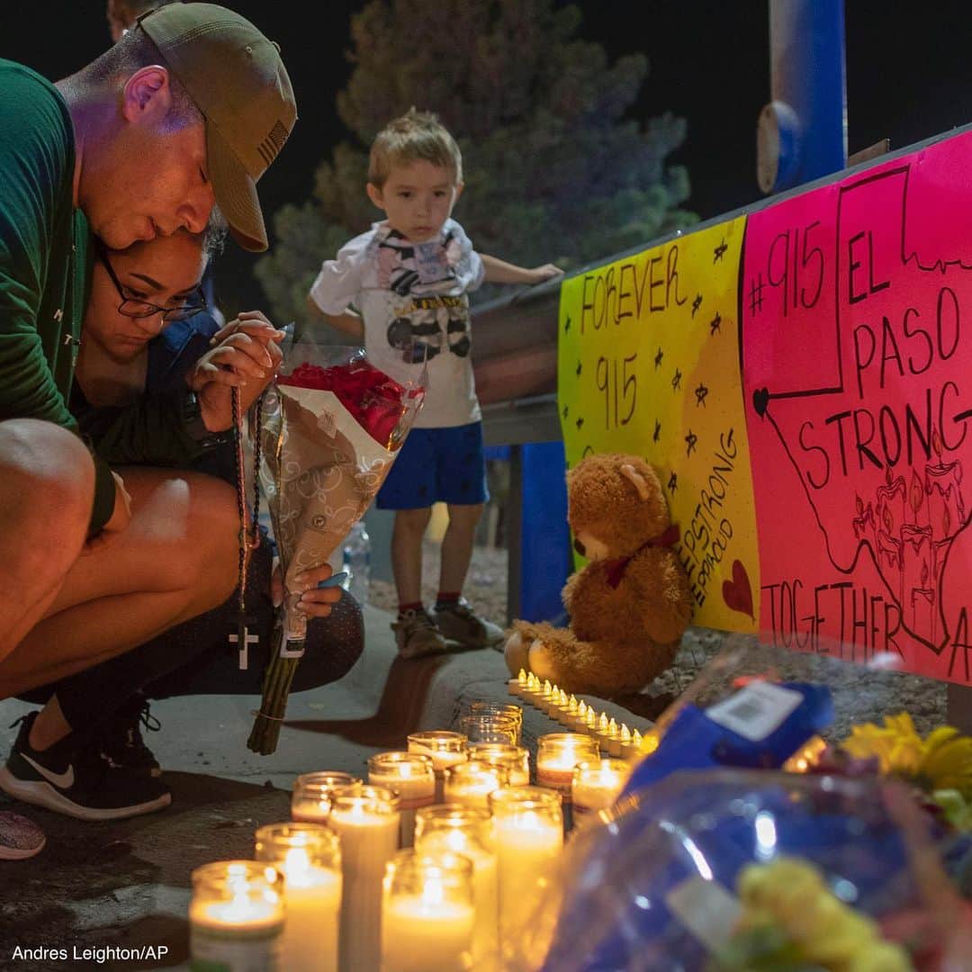 ABC Newsさんのインスタグラム写真 - (ABC NewsInstagram)「People prayed for victims of the El Paso mass shooting at a memorial where candles, flowers and posters were placed in remembrance of those killed and injured.」8月6日 5時59分 - abcnews