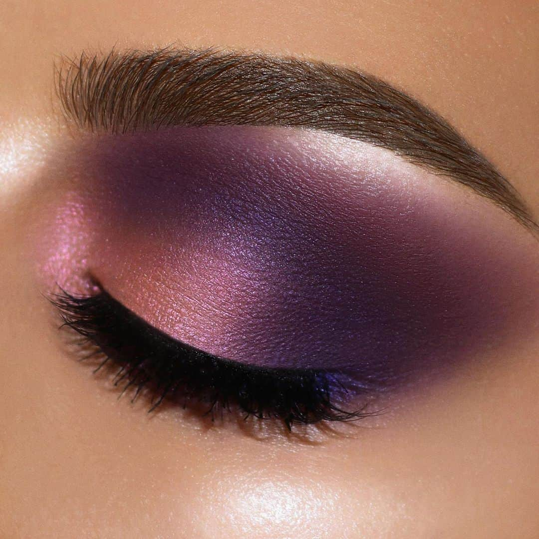 パット・マグラスさんのインスタグラム写真 - (パット・マグラスInstagram)「PURPLE HAZE ⚡️⚡️⚡️ REIGN SUPREME in the #MTHRSHP Subversive: La Vie En Rose Eye Palette, starring six PROVOCATIVE PIGMENTS in a collectible COMPACT COUTURE case ⚡️⚡️⚡️ Available now at PATMcGRATH.COM.  LEGENDARY EYE by @alexandra_anele  ____ #PMGHowTo 一 Diffuse ‘PARANORMAL’ pigment into crease 一 Define outer corner & socket with ‘PURPLE REIGN’ pigment  一 Apply ‘PALE FIRE’ pigment to inner half of lid  一 Define lower lash line with ‘PURPLE REIGN’ pigment 一 Apply FetishEYES Mascara & false lashes」8月6日 4時26分 - patmcgrathreal