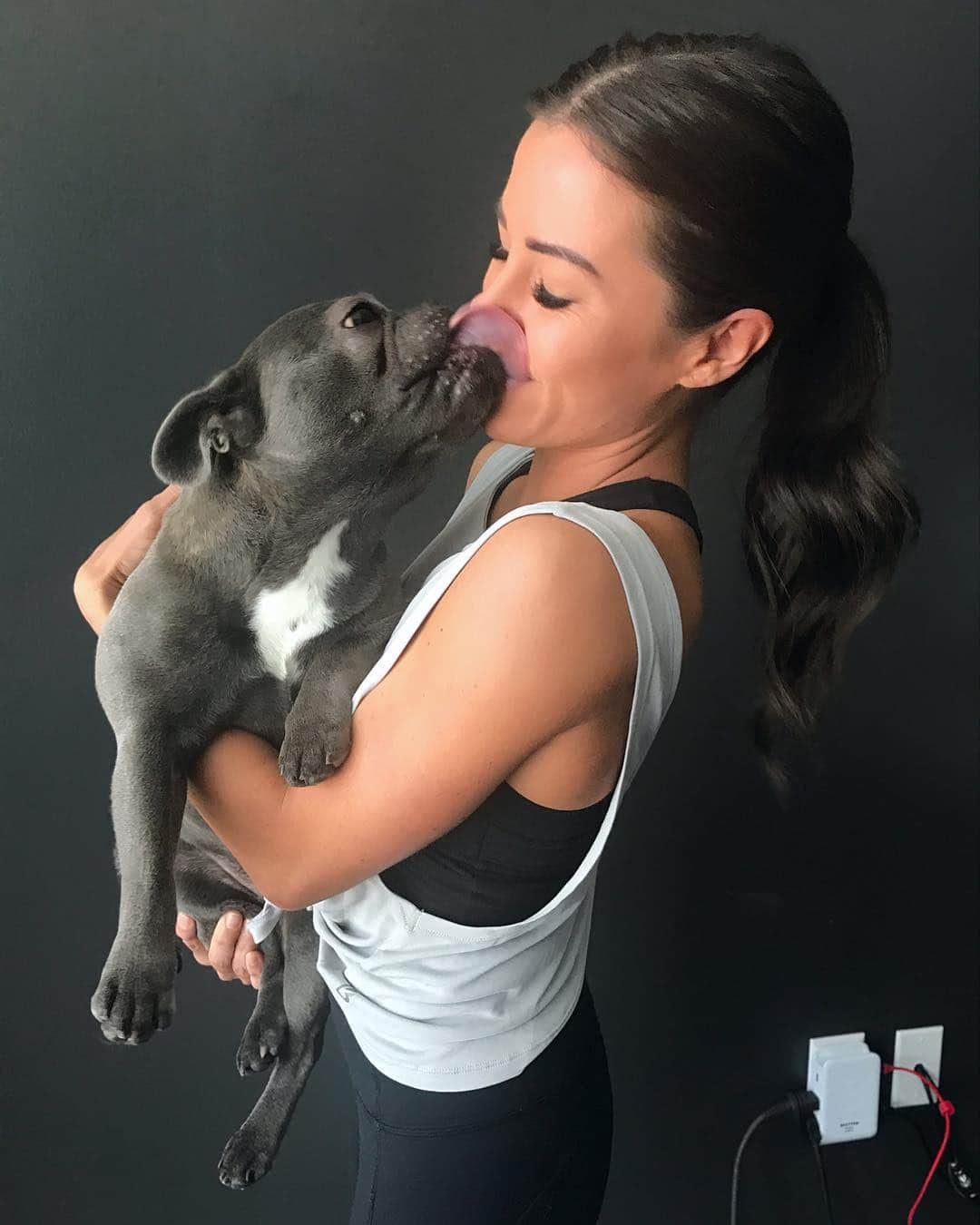 カシー・カタンツァーロさんのインスタグラム写真 - (カシー・カタンツァーロInstagram)「Puppy kisses = Happiness. 🥰@avathealienbaby .. Thanks for the impromptu photo shoot @slayla_jayne 🤗」8月6日 4時29分 - katana_wwe