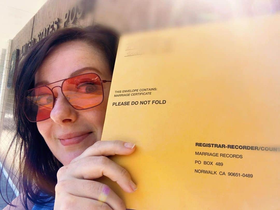 ズザンナ・シャコフスキーのインスタグラム：「My last act as officiant of #theweddingofthecentury  Mailing off the certificate! @ktrosedonohue @dr_alex 💕」