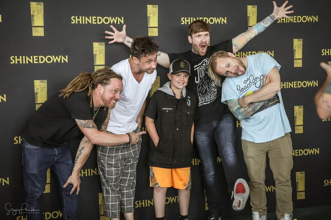 Shinedownさんのインスタグラム写真 - (ShinedownInstagram)「Shinedown Nation! We want to meet every single one of you so don’t miss out on a chance to hang with us before the show this fall. ⚠️ VIP packages and details available at shinedown.com/shows while supplies last... . . 📷 @sanjayparikhphoto  #shinedown #shinedownfamily #shinedownmeetandgreet #hangwithshinedown #attnattnworldtour」8月6日 4時51分 - shinedown