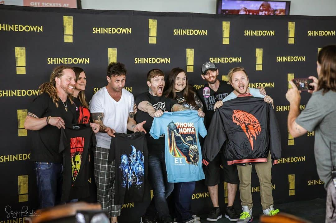 Shinedownさんのインスタグラム写真 - (ShinedownInstagram)「Shinedown Nation! We want to meet every single one of you so don’t miss out on a chance to hang with us before the show this fall. ⚠️ VIP packages and details available at shinedown.com/shows while supplies last... . . 📷 @sanjayparikhphoto  #shinedown #shinedownfamily #shinedownmeetandgreet #hangwithshinedown #attnattnworldtour」8月6日 4時51分 - shinedown