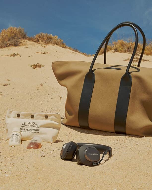 MR PORTERさんのインスタグラム写真 - (MR PORTERInstagram)「What's in your beach bag? Here's a look at the stuff we'll (willingly) lug to the seaside. #MRPORTER」8月6日 4時55分 - mrporter