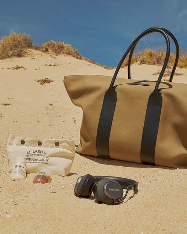 MR PORTERのインスタグラム：「What's in your beach bag? Here's a look at the stuff we'll (willingly) lug to the seaside. #MRPORTER」