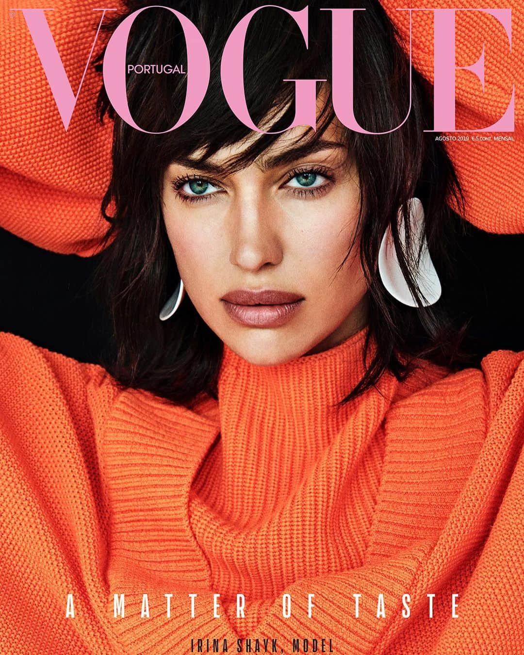 イリーナ・シェイクさんのインスタグラム写真 - (イリーナ・シェイクInstagram)「Who wore it better?😅🖤🧡 @celestebarber showing us how it’s done! New August cover of @vogueportugal 🎇 Thank u team @branislavsimoncik @michael_philouze @maudlaceppe @harryjoshhair @sofia.slucas」8月6日 4時55分 - irinashayk