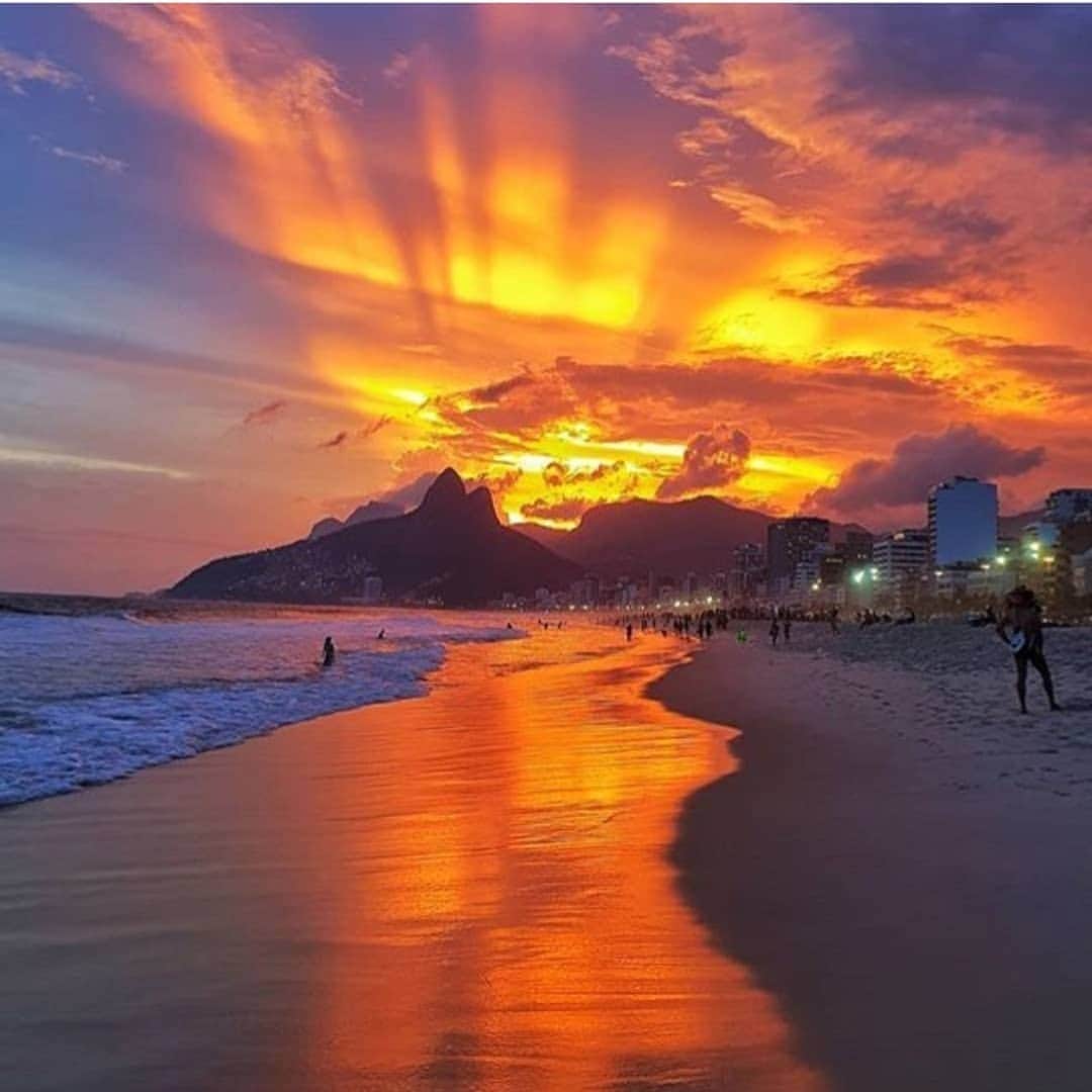 Instagramersさんのインスタグラム写真 - (InstagramersInstagram)「Fantastic sunset on Ipanema beach by @lucidkiwi at @igersbrasil 😍🙌📸🌅 #igersbrasil #igersRio #igers」8月6日 5時01分 - igers
