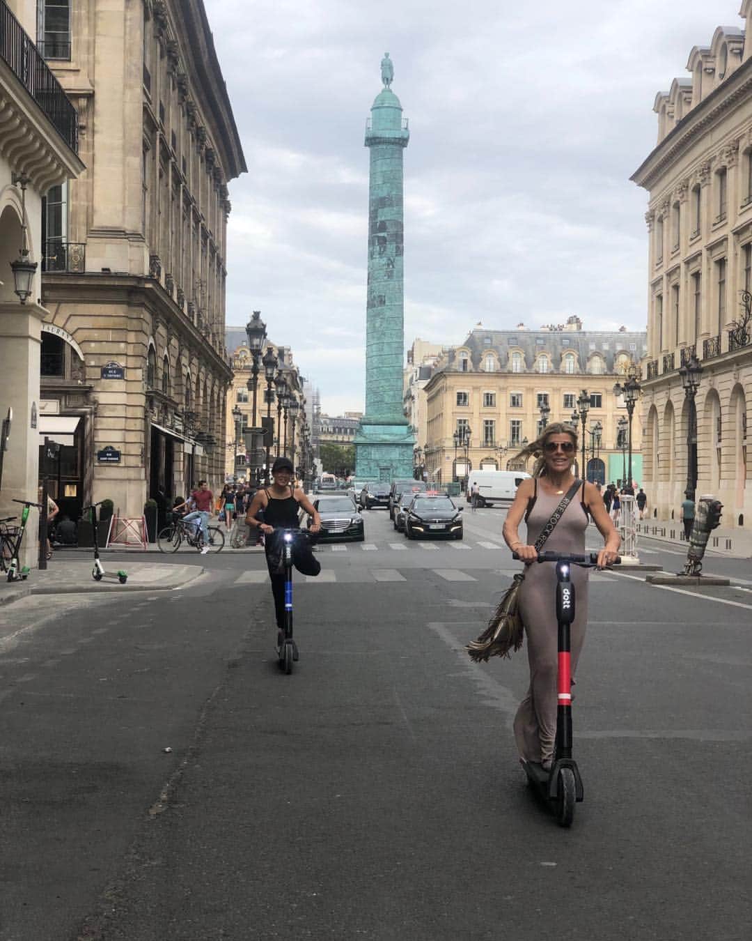 イネス・リグロンさんのインスタグラム写真 - (イネス・リグロンInstagram)「Paris by Day in scooter is the best! #limescooters #dootscooters #jumpbyuberscooters #paris」8月6日 5時03分 - inesligron
