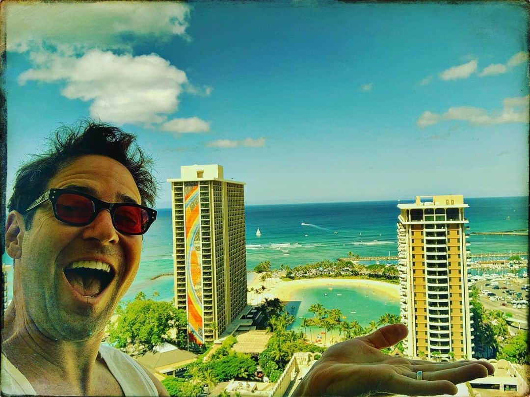 のインスタグラム：「Good morning, Waikiki!  Hi-Diddle-Dee-Dee the actors life for me. Someone has to do it, damn it! @hawaii50cbs」
