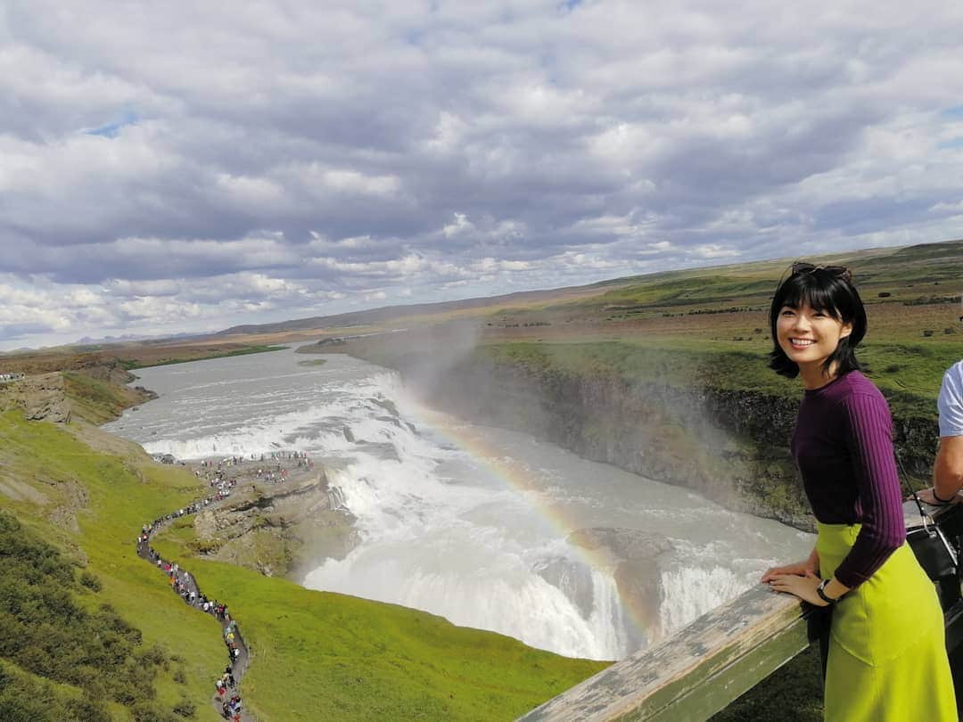 のインスタグラム：「グトルフォスの滝🌈💯 (アイスランド語で黄金の滝という意味)  #iceland #アイスランド #アイスランド旅行 #reykjavik #レイキャビク #gullfoss #グトルフォスの滝 #goldencercle #ゴールデンサークル #海外旅行 #海外旅行好きな人と繋がりたい #旅スタグラム #旅したくなるフォト #海外生活 #海外暮らし #travelphotography」