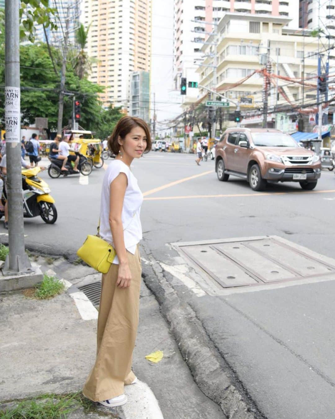 のインスタグラム：「番外編 #坂元旅ログマニラ編 . カメラマンの人見さんが良い写真撮ってくれるから、かなり余裕そうに見えますが結構ドキドキで怖かったです😅 . バリへのフライトがフィリピンエアと聞いた瞬間になんとなく予想はしていたけど本当に実現してしまったマニラ泊🤣 . そう、みごとに日本人全員置いていかれてしまい、乗り継げなかったのです。 . 怒ってる人や半ベソかいてる人もいたたけど、私個人的にはこんな機会がないとフィリピンなんて行かないし、セブ島ならまだしも首都のマニラなんて一生足を踏み入れなかったと思うからちょっとラッキーでした。大学時代元バックパッカーとしては昔の血が騒いでかなりの興奮状態🤩本当に良い経験になりました。 . 降り立ったのは深夜で、フィリピンエアが手配してくれたホテルへ向かう間、街にはストリートチルドレンがたくさん。実はこれほどいろんな国を旅しているのにアジアはタイしか行ったことがなく、あぁ、これが子供の頃社会科の教科書で学んだ発展途上国なのか…と初めて現実を目の当たりにしました。 . ホテルは一見綺麗なのにサービスボロボロ。バスタオルも無くて持ってきてもらうまでに３回もコールして1時間後やっと😂そして、部屋に電気通ってなくてテレビも見れないし充電もできない。深夜2時くらいから電気工事の人が来て修理始まる…みたいな🤦🏻‍♂️ . マニラは危険だからできれば翌日の昼間もホテルから出ない方が良いと言われましたが、私が言うことなんて聞くわけない。 . もらった時間は翌日のバリ行きのフライトまでの24時間。朝早く起きてホテルから下を見下ろし、ちょっと危険そうに見える場所を指差してカメラマンの人見さんに「まずあそこ行こう！」と無理矢理出かける。Uberは撤退しちゃったし、日曜でホテルで換金もできなかったのでホテルで呼んでもらったタクシーにも乗れず、歩いて出かけることに。 . 最低限の知識と危険はネットで調べ、ホテル以外でタクシーなどに乗ってはいけないとのことだったので、そこから4時間ずっと歩き続ける女子2人。信じられるのは自分の足のみ。 . 街を散策しながらリサール公園を目指すことにしたはいいけど…とにかく、汚い、臭い、うるさい！！😵🤢🤮. . 太陽なんて出てないのに地熱がすごくてホットヨガ状態で汗の量やばい。酸素が薄くて大きく呼吸しないと貧血になりそうなのに空気が臭すぎて吸い込めない😂排気ガス＋下水道＋何かが腐った匂い が混ざっていて、深く吸い込むとオエッてなりそうなの。道は汚くて歩きずらしいし、やばい人たちが横たわっているし、どんどん早歩きになっていく私たち。それでも写真を撮り続けてくれていた人見さんのプロ魂はすごいです。 . 最初はビビって渡れなかった道路も4時間後には堂々と渡ってる慣れっぷり。さすが現地順応型人間。笑 . マニラはあらゆる所にゴミはいっぱいだし、笑っちゃうくらい電線の絡み具合半端ないし、本当いろんなことが興味深かったです。首都というと勝手に経済発展しているイメージがあったけど、どう見ても貧しくて人が多い。なんとなく知ってはいたけれども、カトリックがもたらすフィリピンの人口増加と経済を見た感じがしました。しかしながら近年の経済成長率を見ると今後はどんどん発展していくのだろうなーなんて思いました。 . あぁ どうせ行くならもっと下調べしてから行きたかったなー。もっと安心して楽しめたはずなのに。まだまだ写真あるのでまた投稿しまーす。 . #坂元旅ログ #マニラ #フィリピン #Manila #Philippine #旅スタグラム #タビジョ #発展途上国 #経済成長 #ブロック選別投稿 #旅先で絶対何か起こる人」