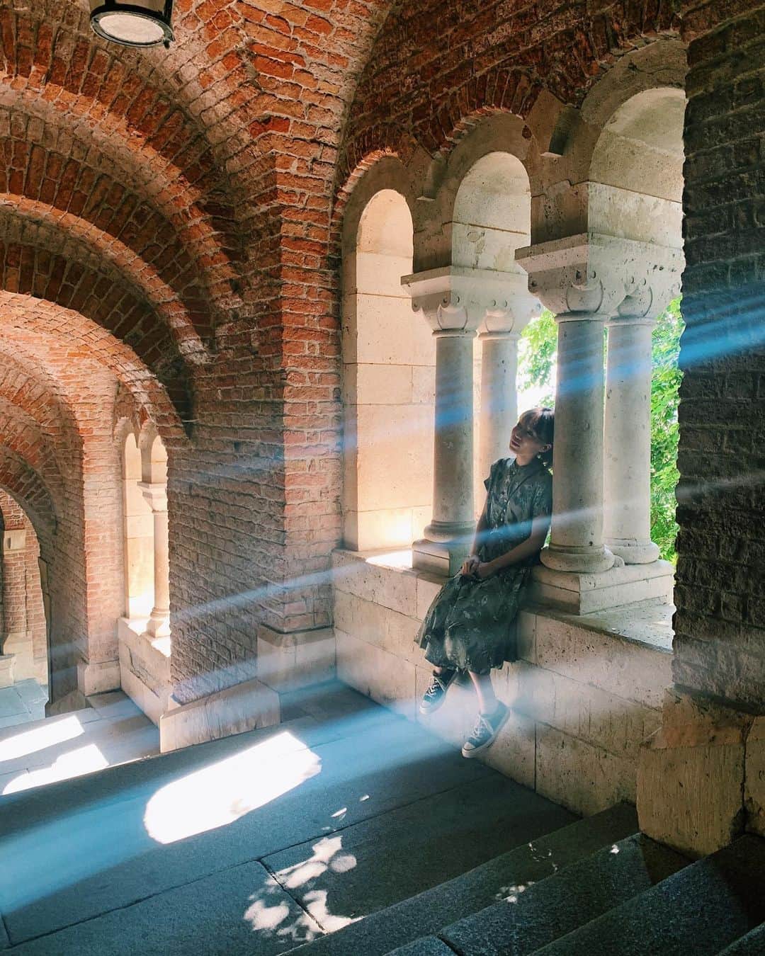 のインスタグラム：「ベルリンからブダペストへ🇭🇺🇭🇺 とろとろの布に触ったときみたいに空気がやわらかくて、日差しはさっぱりしてる。 中心地は、もう地図がなくても歩けるくらいには歩き回りました🌶🌶」