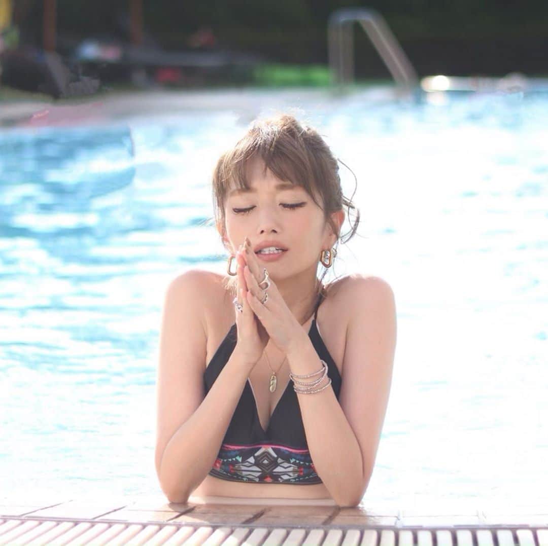 のインスタグラム：「ㅤㅤㅤㅤㅤㅤㅤㅤ ㅤㅤㅤㅤㅤㅤㅤㅤ ㅤㅤㅤㅤㅤㅤㅤㅤ ㅤㅤㅤㅤㅤㅤㅤㅤ 意識しているつもりはないの ㅤㅤㅤㅤㅤㅤㅤㅤ でもなんだろう、、 ㅤㅤㅤㅤㅤㅤㅤㅤ ㅤㅤㅤㅤㅤㅤㅤㅤㅤㅤㅤㅤㅤㅤㅤㅤ ㅤㅤㅤㅤㅤㅤㅤㅤ  気が付いたら 格好がナマステ 🙏🏼 ㅤㅤㅤㅤㅤㅤㅤㅤ ㅤㅤㅤㅤㅤㅤㅤㅤㅤㅤㅤㅤㅤㅤㅤㅤ  #昨日に引き続きこの顔も割と事故  ㅤㅤㅤㅤㅤㅤㅤㅤ ㅤㅤㅤㅤㅤㅤㅤㅤ ㅤㅤㅤㅤㅤㅤㅤㅤ #一眼レフ#今日のコーデ#シンプル#水着#swimwear#ビキニpool#プール#夏#ポートレート#portrait#simple#fashiongram#fashion#サロンモデル#モデル#きれいめカジュアル#model#me#love#like#スナップミー#おしゃれさんと繋がりたい #プチプラ#キャプのリンク#安眠出来る幸せ♥」
