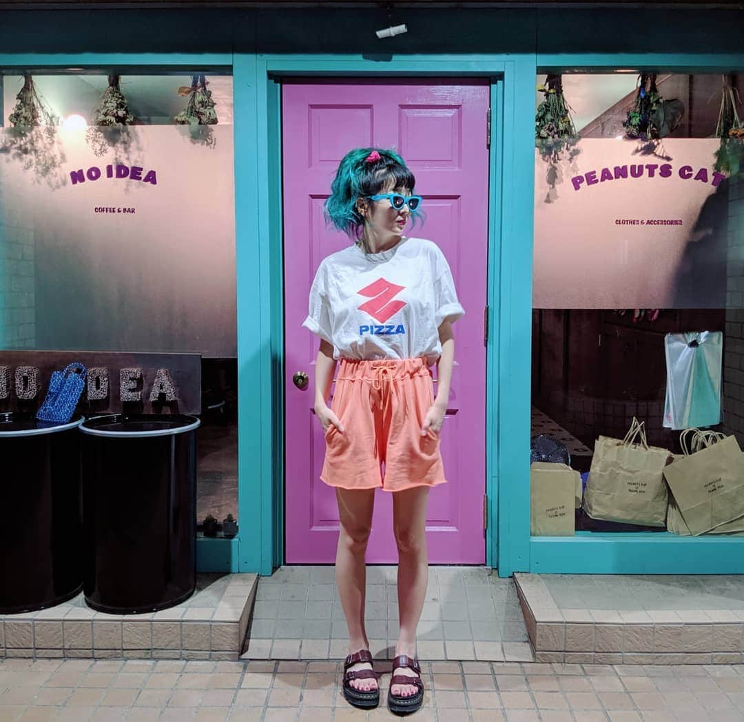 斉藤夏海さんのインスタグラム写真 - (斉藤夏海Instagram)「. 今日履いてる切りっぱなしのスウェットショートパンツは、７日からお店で販売致します💫 カラーは今日履いてるオレンジ、イエロー、グレー、ホワイトの４色です🌼サイズはフリーでセレクト商品です🍒 海やプールの時にも⛱️ラフに生きたい日も🍦暑すぎてなにも考えたくない日にも🌈オススメです🌼 . そんな今日はフリマの準備してたんだけど、予想以上に洋服あって汗だくになりながら運んできた〜😭 沢山の人達に届くといいな〜🌱 店内は狭いのでゆっくり見れるように数組ずつご案内していきます💨 お店の商品買いたいって子は、フリマの商品と別のお会計になりますので宜しくお願い致します🙇 フリマの時間はドリンクの提供は出来ないので、各自で水分補給してね！🙇 お買い物してくれた子はタトゥーチョーカープレゼントもあるよん💫 ほいで明日から値付けするので、どんなお洋服あるかはストーリーにでも載せます🌹(忘れたらごめんにゃ) #カフェ店員コーデ」8月5日 20時50分 - _natsuumikun_