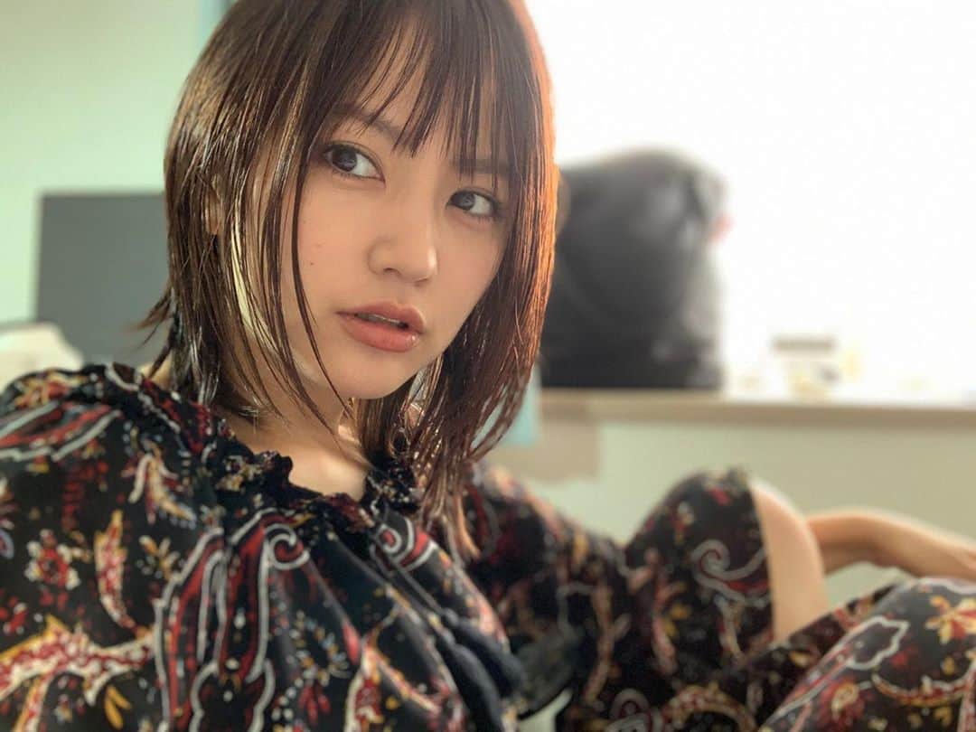 のインスタグラム：「. iPhoneかえたんだけど最近のは インカメでもポートレートつかえるんだね…進化してる…🐒🏃‍♂️ . ケースもあたらしくした 安定の名前入り 持ち物に名前いれるの大好き女🙇‍♀️💦 . 暑すぎてやばいけど少しでも涼しい気分になりたくてひたすらケースながめてる…かわいい… キラキラしてて流れてるのみると すこしだけ体感温度さがる気がする…(気がするだけ) . 流しそうめんとも流れてるから見てるだけで少し涼しい気がする(気がするだけ) . @CASETiFY @CASETiFY_jp #CASETiFY  #StateYourCase」