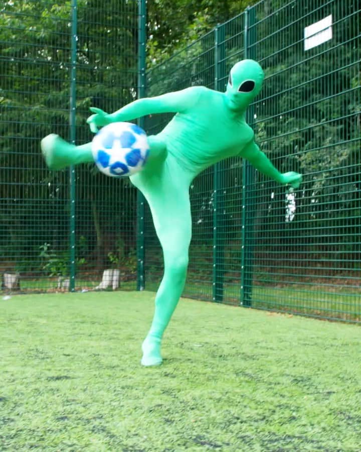 F2Freestylersのインスタグラム：「The Alien Akka! 👽⚽️💫 NEW VIDEO OUT NOW! 🎥 LINK IN BIO 🔗 @street_panna #Area51 #Alien #Football #Akka」
