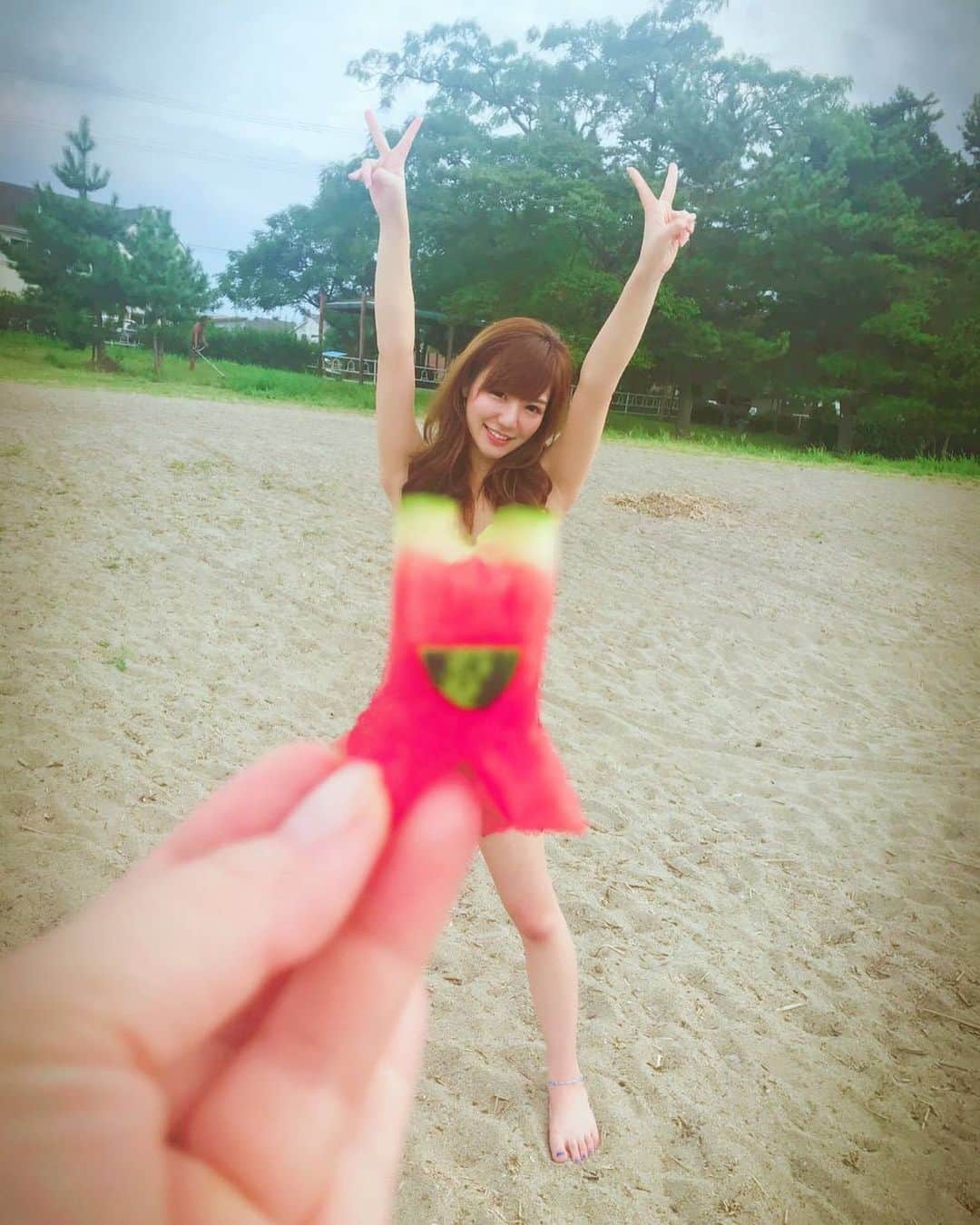 川本愛彩さんのインスタグラム写真 - (川本愛彩Instagram)「２年前に流行った 遠近法を使った スイカ女子🍉 . 使ったスイカはこの後 美味しくいただきました💓 . . . #スイカだらけの投稿 #スイカ女子 #夏といえばスイカ #水分補給 #撮影 #楽しみ」8月5日 21時06分 - aya_s.collection