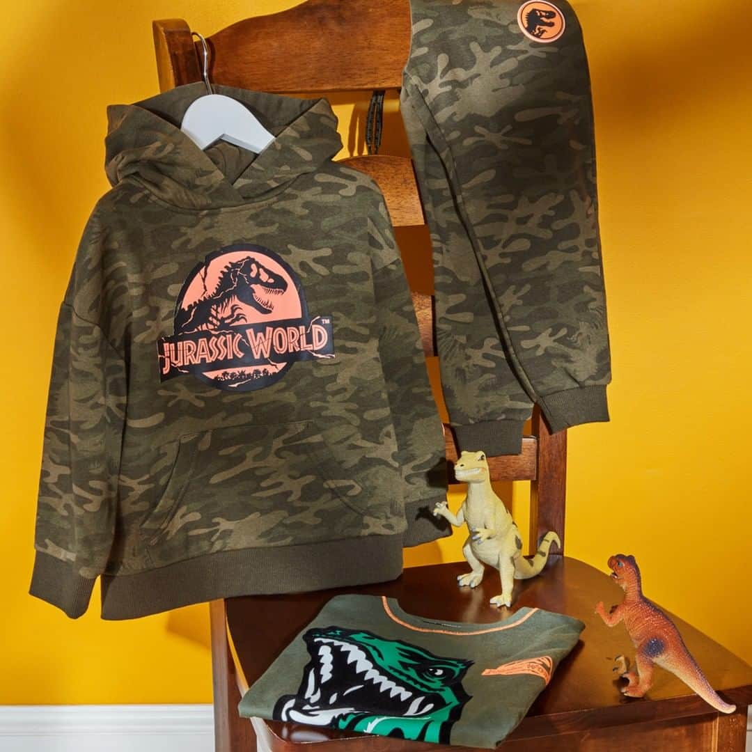 プリマークさんのインスタグラム写真 - (プリマークInstagram)「Now your little dino can be the master of camouflage 🌋 Hoodie £10/€12/$14, Joggers £8/€10/$12, T-Shirt £5.50/€7 (Available in: 🇬🇧🇩🇪🇳🇱🇦🇹🇧🇪🇮🇪🇫🇷🇮🇹🇪🇸🇵🇹) #Primark #JurassicWorld #kidswear」8月5日 21時00分 - primark