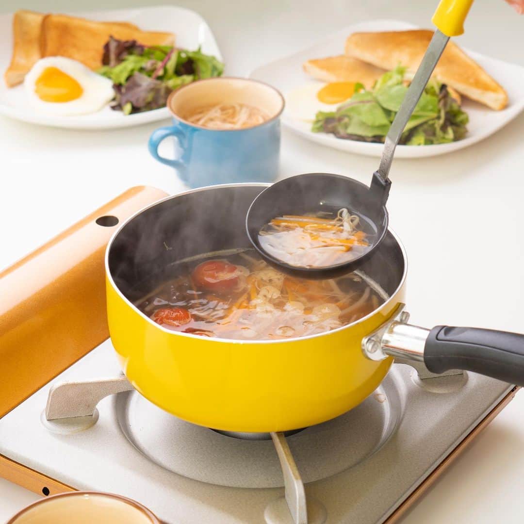 DELISH KITCHENさんのインスタグラム写真 - (DELISH KITCHENInstagram)「DELISH KITCHENのキッチンツールで元気に #朝ごはん 🍳 . きちんと朝ごはんを食べることで エネルギーをつけて元気よく過ごしましょう！ . コンパクトで使いやすい18cmの行平鍋を、サッと取り出してスープ作り🍅 . 目玉焼きを焼くときは、ブルーダイヤモンドコートのフライパンで🍳 . オールステンレス包丁、まな板、お玉、ターナーは使い終わったら食洗機へ！ . 調理の合間に、電子レンジでお弁当用のゆで玉子も🥚 . こちらのグッズを含む「基本の10点セット」なら楽しく朝ごはん作りができます🧡 詳細は【商品を見る】→【ウェブサイトで見る】で公式通販サイトをチェック♪ .  #delishkitchen #デリッシュキッチン #キッチングッズ #キッチンツール #キッチンインテリア #調理器具  #包丁 #ステンレス包丁 #レンジ調理 #レンジでゆで玉子 #フライパン #IHフライパン #行平鍋 #雪平鍋 #玉子焼 #お玉 #ターナー #菜箸 #まな板 #食洗機 #食洗機対応 #手料理 #手作り料理 #スープ #目玉焼き #朝ごはん #朝食」8月5日 21時00分 - delishkitchen.tv