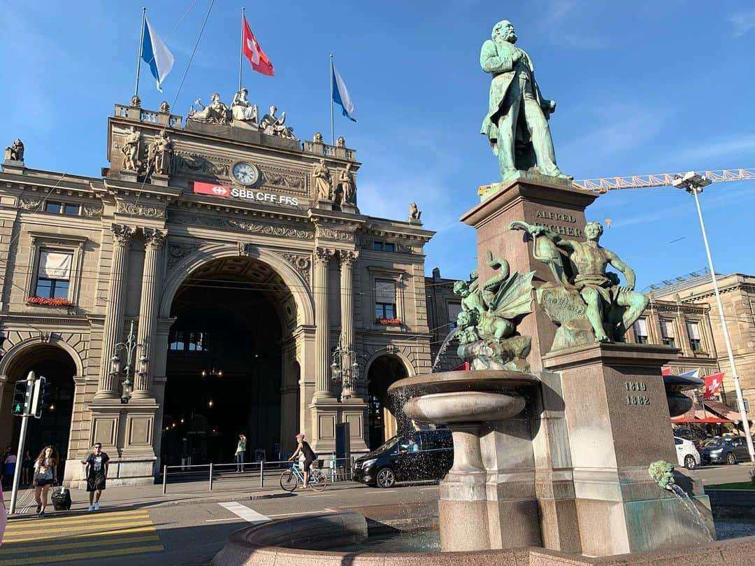 端田三奈未さんのインスタグラム写真 - (端田三奈未Instagram)「📍Zurich﻿ Switzerland🇨🇭 ﻿  スイスの人にとって日曜日は静かに家族と休む日らしくて、チューリッヒでさえデパートやお店もほとんど閉まってて一日中静かだった🤫﻿ 走る車も電気自動車で、空気もすごく綺麗！﻿ 気温も高くなくてとても過ごしやすい👏﻿ 数日間投稿が多くなると思うけど、お付き合いください🙇‍♀️﻿ ﻿ ﻿ ﻿ #Switzerland #zurich #zurichcity #topzurichphoto  #camera #view #worldlandscapes ##switzerlandmylove #suiss #trip #travelphotography #europe #beautiful #landscape #スイス旅行 #チューリッヒ #ヨーロッパ #夏休みの過ごし方」8月5日 21時00分 - scr_mi