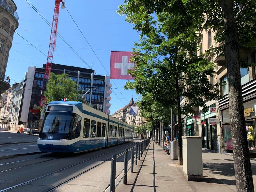 端田三奈未さんのインスタグラム写真 - (端田三奈未Instagram)「📍Zurich﻿ Switzerland🇨🇭 ﻿  スイスの人にとって日曜日は静かに家族と休む日らしくて、チューリッヒでさえデパートやお店もほとんど閉まってて一日中静かだった🤫﻿ 走る車も電気自動車で、空気もすごく綺麗！﻿ 気温も高くなくてとても過ごしやすい👏﻿ 数日間投稿が多くなると思うけど、お付き合いください🙇‍♀️﻿ ﻿ ﻿ ﻿ #Switzerland #zurich #zurichcity #topzurichphoto  #camera #view #worldlandscapes ##switzerlandmylove #suiss #trip #travelphotography #europe #beautiful #landscape #スイス旅行 #チューリッヒ #ヨーロッパ #夏休みの過ごし方」8月5日 21時00分 - scr_mi