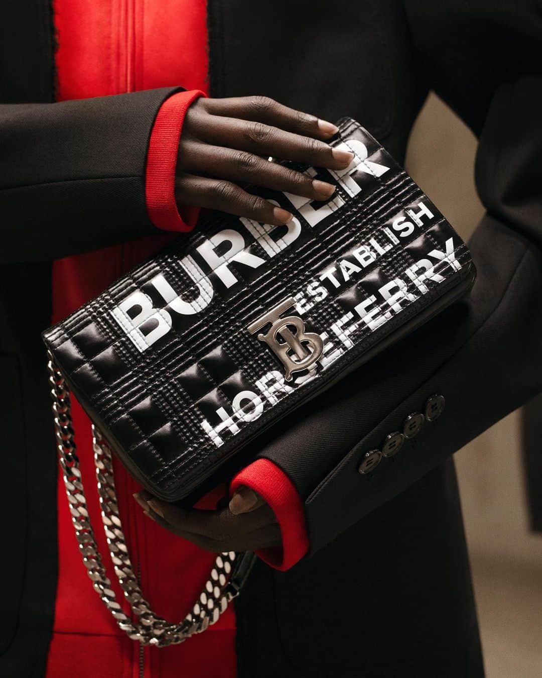 Burberryさんのインスタグラム写真 - (BurberryInstagram)「Introducing our new bag for Autumn/Winter 2019 – the #LolaBag . Youthful and spirited, the unstructured little sister of the elegant TB bag, is made for versatility and self-expression. The Lola can be styled on the shoulder, as a crossbody or carried as a clutch . #TBRT」8月5日 21時00分 - burberry