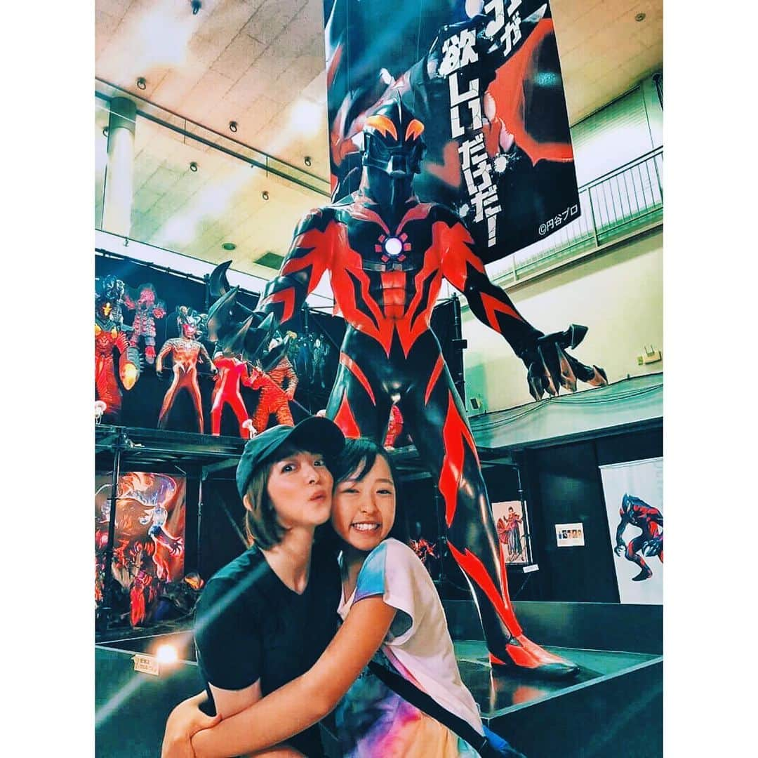 潘めぐみさんのインスタグラム写真 - (潘めぐみInstagram)「💥『 #ウルトラマンフェスティバル2019 』💥 . 第１部に駆けつけてきました！ . 今年は、なんと！ . 『 #ばらかもん 』でご一緒させて頂いた #なる こと #原涼子 ちゃん（以下：なる）と、彼女のお姉ちゃんと一緒に！ . 実はね、9月23日からEテレではじまる『 #かいじゅうステップ ワンダバダー』で再び共演させて頂いているのです！ . なるは、ノーバのノーちゃん。 私は、ケムール人のケムちゃん。 . ちょうど行こうと思っていた前日に、なるからお誘いがあったんですよ。 . それで奇跡的に日時が合致して駆けつけてきたんです。 . この日、お姉ちゃんとは初めまして！ . なるとの写真も、お姉ちゃんが撮ってくれました！ . いやはや、なるとそっくり、キュートかつ別嬪さんで、しっかり者！ . おんぶに抱っこでしt(ryおい、この場の最年長💥 . アイスは２つを３人でシェア！ . そのあとご飯を食べて、久しぶりにプリクラを撮ったよ！ . 最新のプリクラってすごいね！？🤣 . 思い出の写真は、また此処やツイッター、ブログなどにもあげるね！ . #ウルフェス の 第１部は、明日まで！ . 第２部は、８月８日〜８月２６日まで！ . ２４日は、ウルフェスナイト『 #ULTRAMAN スペシャルステージ』に登壇させて頂きます！」8月5日 21時03分 - han_meg_han