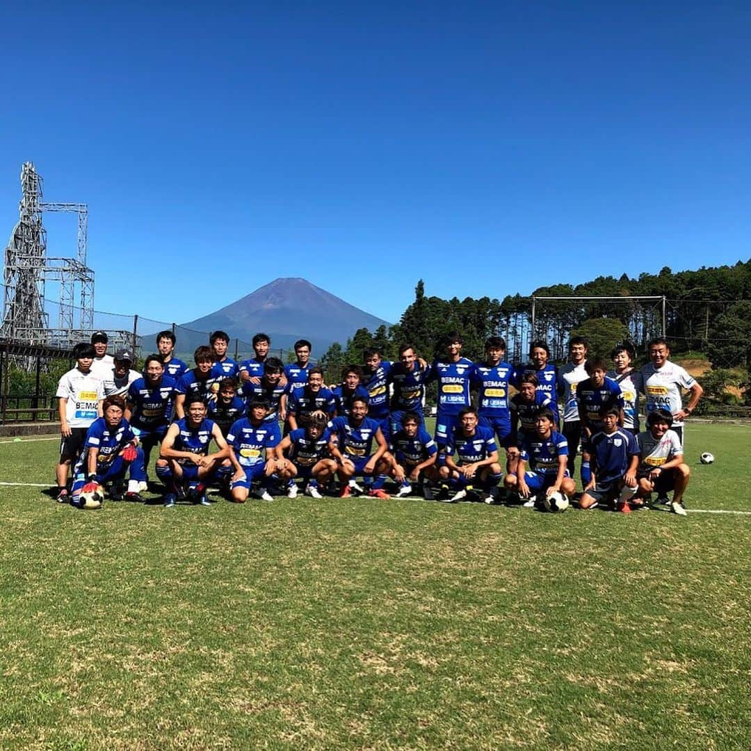 太田康介のインスタグラム：「２日目乗り越えました。  まだまだ頑張りましょ。  #FC今治 #御殿場 #顔と腕黒すぎ #岡山と金子と俺の温度差 #ありまはやってるフリ #園田はゴリラ #ノーコメント水谷 #可愛いの食べてる内村 #インスタ映えしてない #風鈴玉城 #そろそろ疲労で #投稿できなくなります #あと７日頑張りましょ」