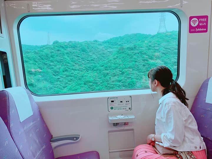 朝日放送「朝だ！生です旅サラダ」さんのインスタグラム写真 - (朝日放送「朝だ！生です旅サラダ」Instagram)「@fuhinami_official  台湾の電車は窓が大きくて  景色をのんびり楽しむことができます😌🎵 そして、なんと。 電車内で充電もできちゃうんですよー ありがたい！✨✨ あと、#電子マネーカード が かわいい #キーホルダー になってて🎀✨ 私はマイメロディを選びましたが、他にも物凄い種類の電子マネーキーホルダーがありましたよー！！ 日本にもこれ、あるといいなあ。。☺️💕 _ #電車 #窓が大きい #景色を楽しむ  #悠遊卡 #イージーカード #空港 〜 #台北市 #桃園機場捷運 #タオユエンジーチャンジェイユン #TaoyuanAirportMRT #台北 #Taipei #Taiwan _ #ABCテレビ #朝日放送テレビ #朝だ生です旅サラダ #旅サラダ #旅サラダガールズ #妃海風 #タカラジェンヌ #宝塚歌劇団 #元宝塚 #海外 #旅 #travel #trip」8月5日 21時03分 - tabisalad