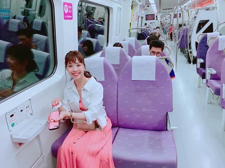 朝日放送「朝だ！生です旅サラダ」さんのインスタグラム写真 - (朝日放送「朝だ！生です旅サラダ」Instagram)「@fuhinami_official  台湾の電車は窓が大きくて  景色をのんびり楽しむことができます😌🎵 そして、なんと。 電車内で充電もできちゃうんですよー ありがたい！✨✨ あと、#電子マネーカード が かわいい #キーホルダー になってて🎀✨ 私はマイメロディを選びましたが、他にも物凄い種類の電子マネーキーホルダーがありましたよー！！ 日本にもこれ、あるといいなあ。。☺️💕 _ #電車 #窓が大きい #景色を楽しむ  #悠遊卡 #イージーカード #空港 〜 #台北市 #桃園機場捷運 #タオユエンジーチャンジェイユン #TaoyuanAirportMRT #台北 #Taipei #Taiwan _ #ABCテレビ #朝日放送テレビ #朝だ生です旅サラダ #旅サラダ #旅サラダガールズ #妃海風 #タカラジェンヌ #宝塚歌劇団 #元宝塚 #海外 #旅 #travel #trip」8月5日 21時03分 - tabisalad