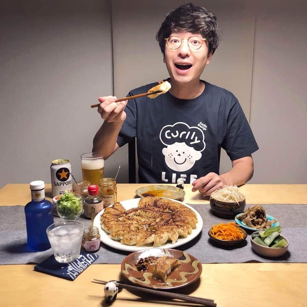 みわこさんのインスタグラム写真 - (みわこInstagram)「＊ きょうも1日おつかれさま☻ . ・焼き餃子とゆでもやし ・人参のジンジャーバター炒め ・きゅうりの梅酢和え ・うす切りゴーヤのナムル ・ごぼうのごま和え . やっと季節相応な暑さになったなぁと思ったら、街には 提灯がついて、桟敷が組まれて、もう阿波踊りがすぐそこに。 今週末からは2人とも忙しくなるからゆっくりできる間に…と 今夜はせっせと包んで餃子に♡🥟☺️🤓 夏の餃子は冷たい副菜たっぷりで、さっぱりがおいしい。 . 阿波踊り4日間は毎年仕込みも営業も大変なんだけど、 去年の阿波踊りにお会いできた方を思い出しながら お里帰りの方や、観光の方など、また今年も 普段は会えない方にもお会いできるかなぁ〜と思うと とても楽しみで、わくわくしてます。 今年はどんな4日間になるのかな☺️🤓♡ . 【たくさんのお申し込みどうもありがとうございます】 8/25の @zuttogallery おはなしお茶会は、 ①11:30〜②14:00〜ともに現在の空きが各1名様です。 聞いてみたいことは別段なくても、その場に一緒にいて おしゃべりを聞いてたいって方もいらっしゃいます。 1日のタイムスケジュールや休日の作り置きのこと、 ごはん作りで大切にしていること、わたしが考える 共働き夫婦の円満のコツなどをお話しします☺️📚」8月5日 21時03分 - meganeandmiwa