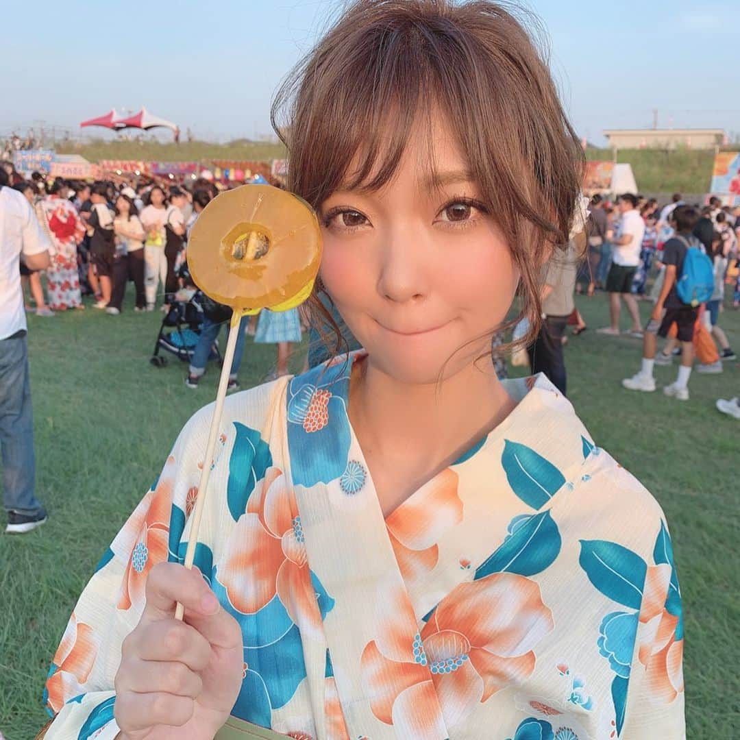 いっちゃん/嶋津 いつみさんのインスタグラム写真 - (いっちゃん/嶋津 いつみInstagram)「. . 浴衣の質問いただいてたので upしまーす☺️🙏🏻💓 . . . . 今年の浴衣は @ohkini_kimono  さんの 涼しげなブルーにしたよ🌿 オレンジが効いててスッキリした印象やんな⭐️💕 . . 帯も選べるんやけど、 大人な感じにしたかったから グリーンにした❤️ . ピンクとリバーシブルやから 帯結びはピンクが効くようにしたよ🙋🏼‍♀️💨 . . . . . 自分で着るつもりやったけど 自分でやったら帯がリボンにしか出来へんから ママにしてもらったww🤪 . . . . 髪は自分でアレンジしたよ🌈💜🦄 . . . . . . 浴衣や着物の時にアクセサリーじゃらじゃら付けるのが 嫌いやからアクセサリーはナシ!!🙅‍♀️ . ヘアアクセもかんざしと 小さいお花で大人目にしてみたけど どーでしょーか？😗✨笑 . . . . . . #浴衣  #浴衣女子  #浴衣帯選び  #お祭り #お祭りコーデ  #新着浴衣  #かわいい浴衣 #関西  #関西サロモ  #サロンモデル #サロモ #いっちゃん  #フリーモデル #関西モデル  #あざといっちゃん #かわいっちゃん #いっちゃんコーデ #ブライダルモデル #アレンジモデル #ヘアカラー  #ヘアアレンジ #ootd #撮影依頼受付中 . . . . . . . .  8月9月のお仕事依頼受付中です🧚🏻‍♀️💜」8月5日 21時04分 - istumiiiru